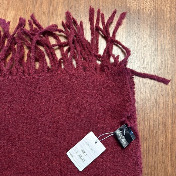 Burgundy winter scarf - Picture 2 of 3